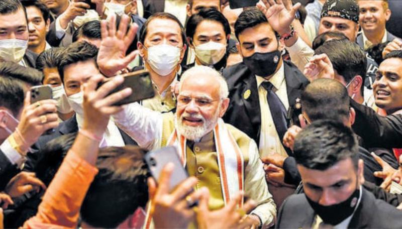 Başbakan Narendra Modi Pazartesi günü Tokyo'da Hint topluluğu üyeleri tarafından karşılandı (PTI).jpg