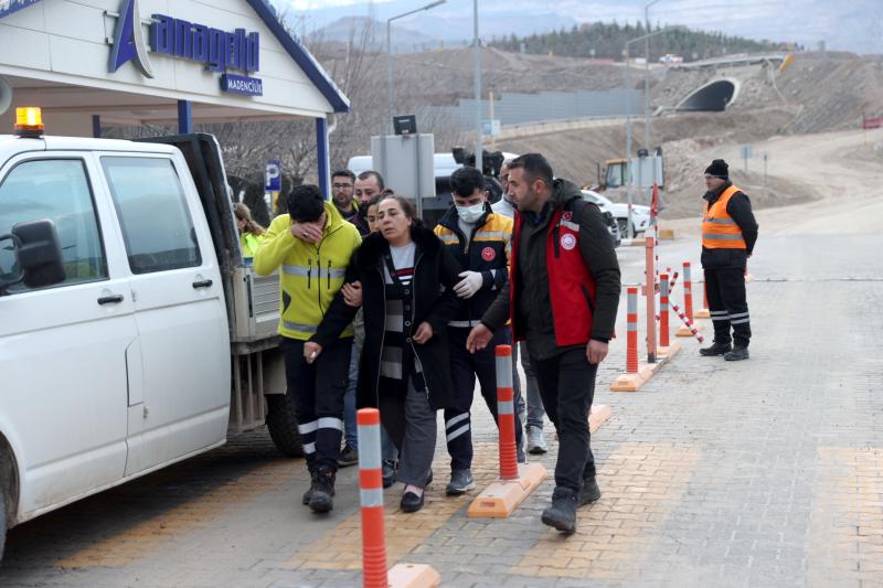 Toprak altında kalan işçilerin yakınları umutlla müjdeli haber bekliyor Fotoğraf AA.jpg