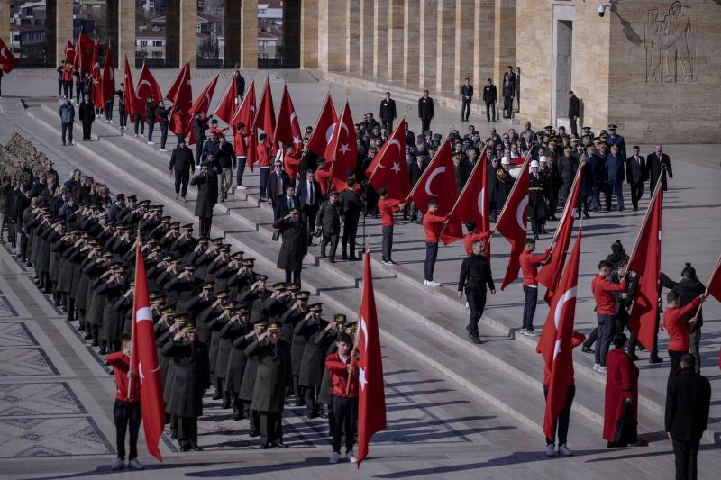 AA-20240318-34022030-34022010-CANAKKALE_ZAFERININ_YIL_DONUMU_DOLAYISIYLA_ANITKABIRDE_TOREN_DUZENLENDI.jpg