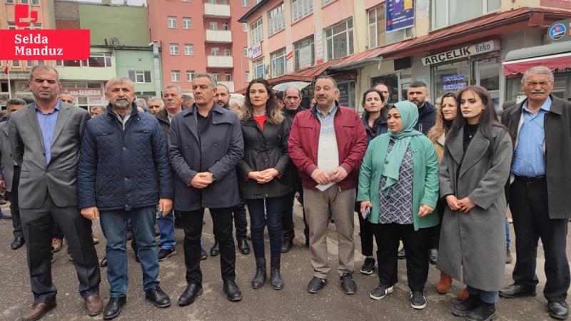 Kars'ta taşıma seçmenleri protesto eden DEM taraftarları.jpg