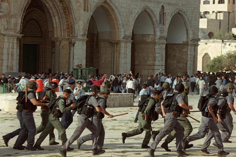 Filistinli gençlerle İsrail birlikleri Mescid-i Aksa çatışıyorlar.Kaynak-gzt.com-mecra.jpg