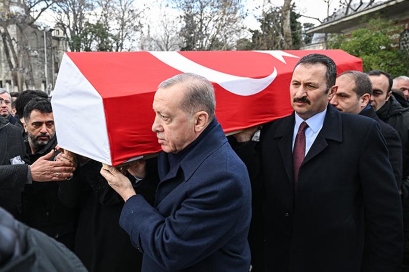 Cumhurbaşkanı Erdoğan, iktidarına destek veren Alev Alatlı'nın tabutunu taşıyor. .jpg