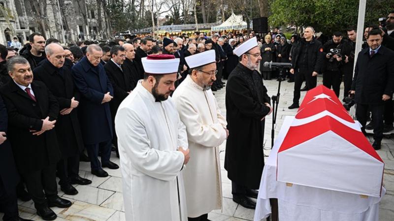 Cumhurbaşkanı ve diğer devlet erkânı Alev Alatlı'nın cenaze namazında. Fotoğraf-A.A..jpg