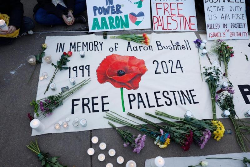 Eylemciler, kendisini yakarak öldüren Bushnell'i anmak için Washington'daki İsrail Büyükelçiliği önüne mum bırakmıştı AFP.jpg