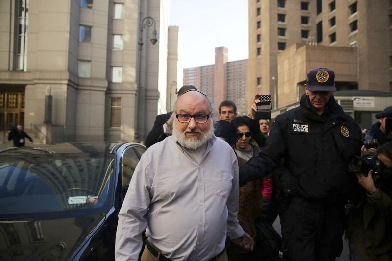 İsrail için casusluk yapmaktan hüküm giyen ABD vatandaşı Jonathan Pollard, 30 yıllık mahkumiyetin ardından hapisten çıktıktan sonra New York'ta bir mahkeme salonundan ayrılırken 20 Kasım 2015 AFP.jpeg