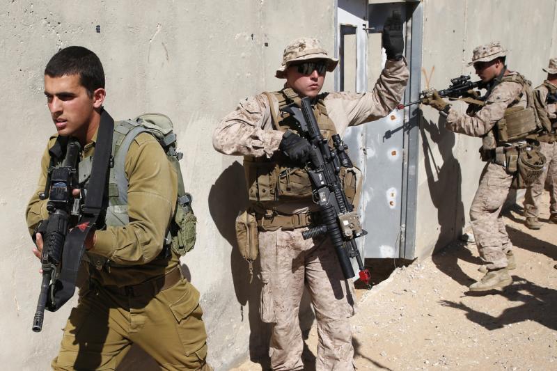 Ortak askeri tatbikatlar sırasında eğitime katılan İsrailli paraşütçüler ve ABD’li askerler, 2018 AFP.jpeg