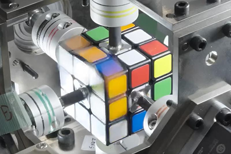 Mitsubishi robotu, Rubik Küp bulmacasını en hızlı insandan 10 kat daha hızlı çözdü