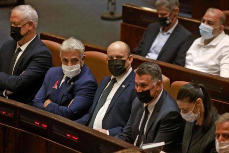 Knesset'te Naftali Bennett ortada, Lapid ve Gantz sağında ve Saar solunda, Ekim 2021 (Arşiv)   1.jpg