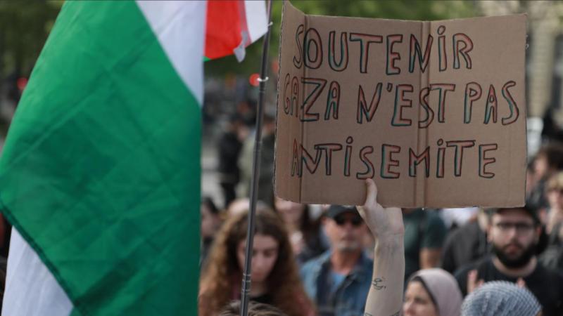 Fransızca bir pankartta Gazze'yi desteklemek antisemitizm değildir ibaresi yer alıyor.jpg