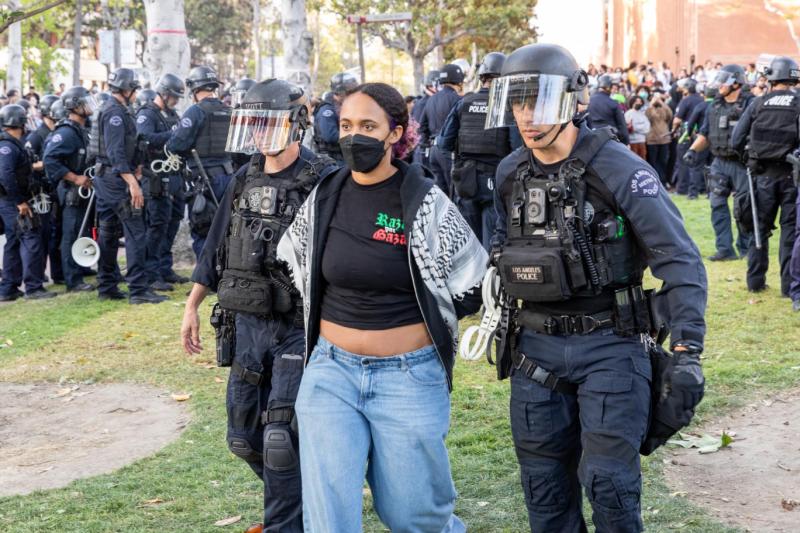 Güney California Üniversitesi'nde tutuklanan 93 öğrenciden biri,  25 Nisan 2024. Fotoğraf-AA.jpg