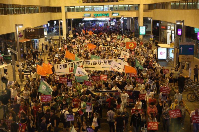 İsrail'de Netanyahu'nun savaş politikasını protesto.jpg