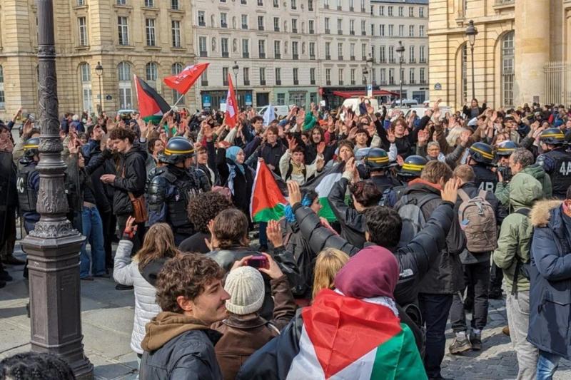 Sorbonne Üniversitesi'ni ziyaret eden Cumhurbaşkanı E. Macron'un İsrail yanlısı tutumu protesto edildi.jpg