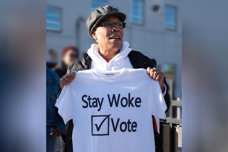 Woke hareketinin tişörtündeki slogan-Uyanık Kal. .jpg