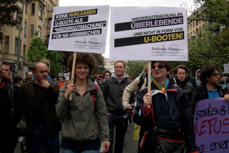 Almanya'da İsrail saldırısını protesto pankartları.jpg