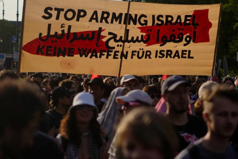 Almanya'da İsrail savaşına karşı yürüyüş pankartı.jpg