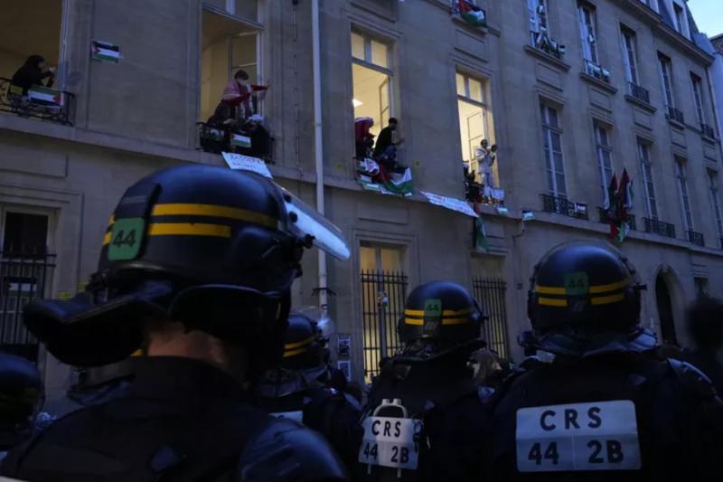 Çevik kuvvet polisleri,  Paris'teki Sciences-Po üniversitesine müdahale ederken. 26 Nisan 2024 Fotoğraf- AP.jpg