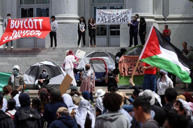 ABD California Üniversitesi önünde Filistin halkıyla dayanışma. 23 Nisan 2024. Fotoğraf-AFP.jpg