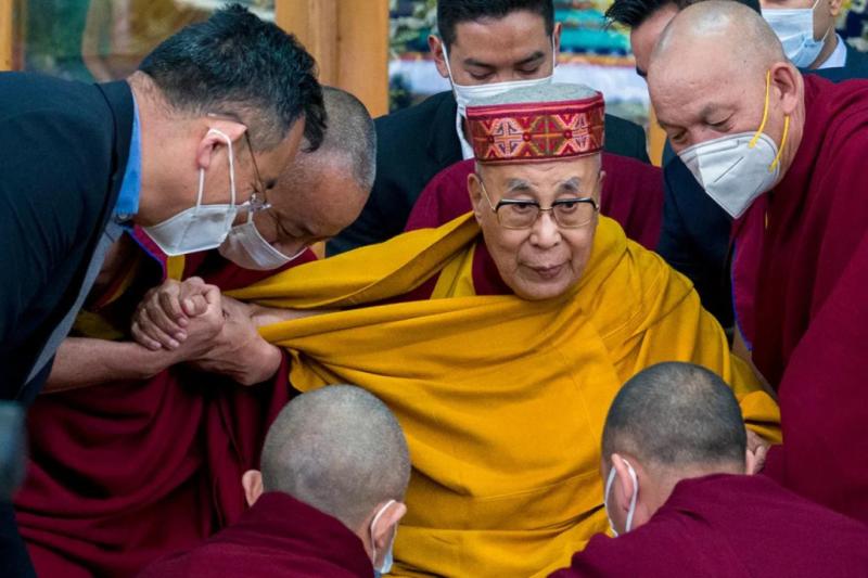 Dalay Lama, 2019'da da kendisinden sonra gelecek ruhani liderin çekici olması gerektiğini söyleyince tepki toplamıştı AP.jpg