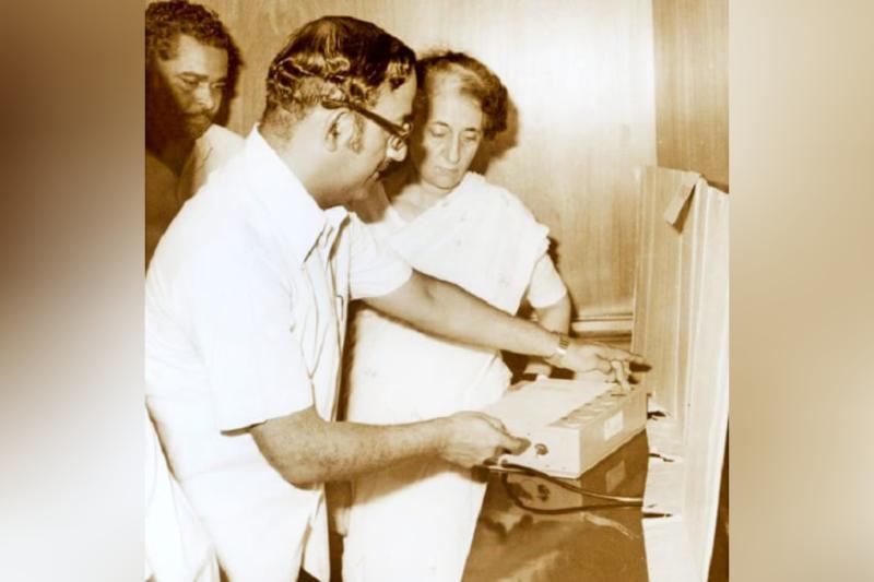 Başbakan Indira Gandhi Yeni Delhi'de Elektronik Oylama Makinesi (EVM) tasarımının gösterimini izliyor, 1980.jpg