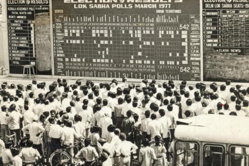 Delhi'deki Lok Sabha seçim sonuçlarını izleyen Hintler, 1977.jpg