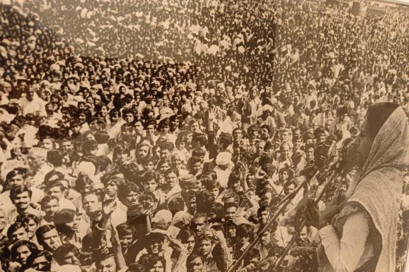 Hindistan'ın Demir Leydi'si Başbakan Indira Gandhi büyük bir topluluğa hitap ediyor, 1970'ler.jpg