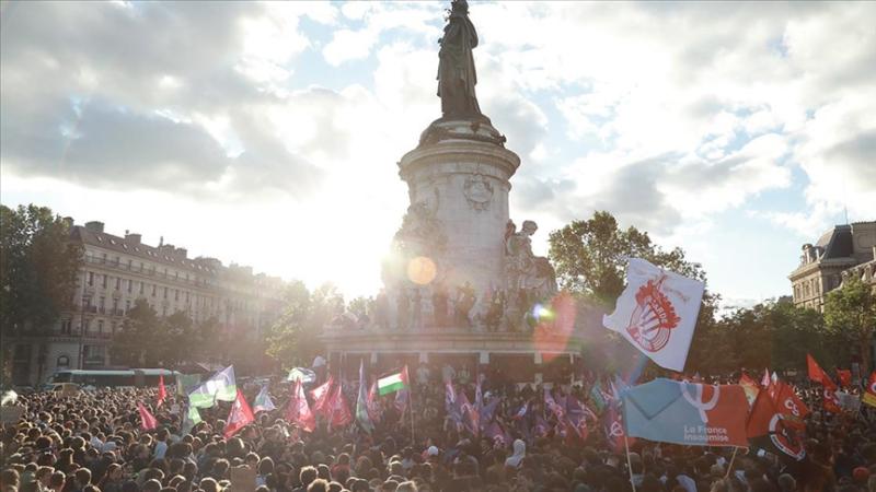 Fransa'da başkent Paris dahil büyük kentlerde vatandaşlar, aşırı sağa karşı tepki göstermek için sokağa indi..jpg