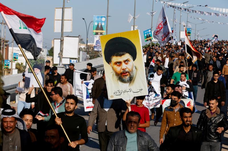 Iraklı lider Mukteda es-Sadr'ın aralık ayında yapılacak yerel seçimlerin boykot edilmesi çağrısının ardından yürüyüş düzenleyen Necef'teki destekçileri Reuters.jpeg