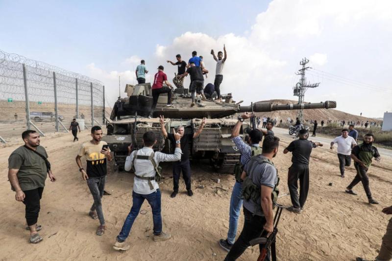 Han Yunus’taki Filistinliler, Aksa Tufanı Operasyonu kapsamında ele geçirilen İsrail askeri aracının üzerinde  DPA.jpeg