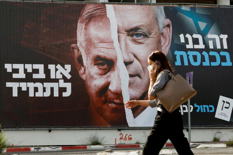 Netanyahu'nun yanında eski Savunma Bakanı Benny Gantz'ın yer aldığı seçim dönemine ait bir afiş Reuters.jpeg