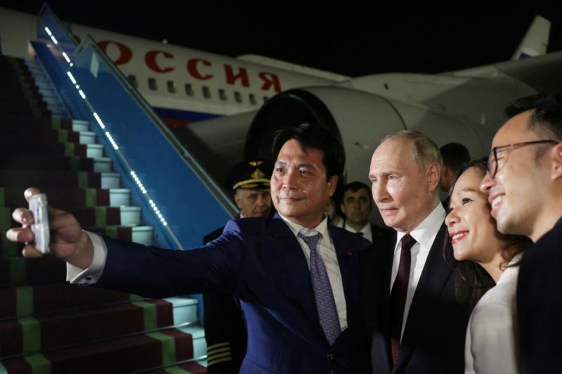 Putin Pyongyang'dan ayrılmadan önce hayranlarıyla selfie çekilirken Reuters-.jpg