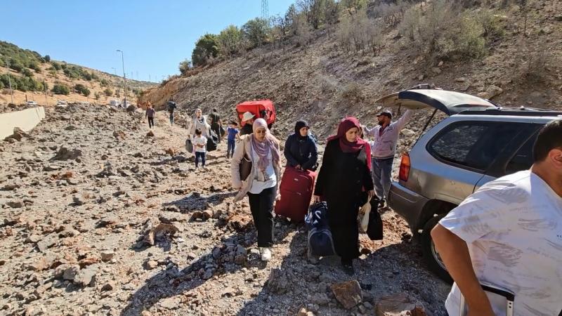 Sınır kapılarının ve çevre yolların bombalanması yerinden edilenlerin çektiği zorlukları katladı (Independent Arabia)