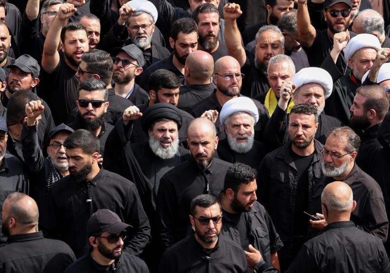 Naim Kasım'ın İsrail tarafından öldürülen Hizbullah Yürütme Konseyi Başkanı Haşim Safiyuddin ile birlikte katıldığı Aşura yürüyüşünden bir kare / Fotoğraf: Reuters