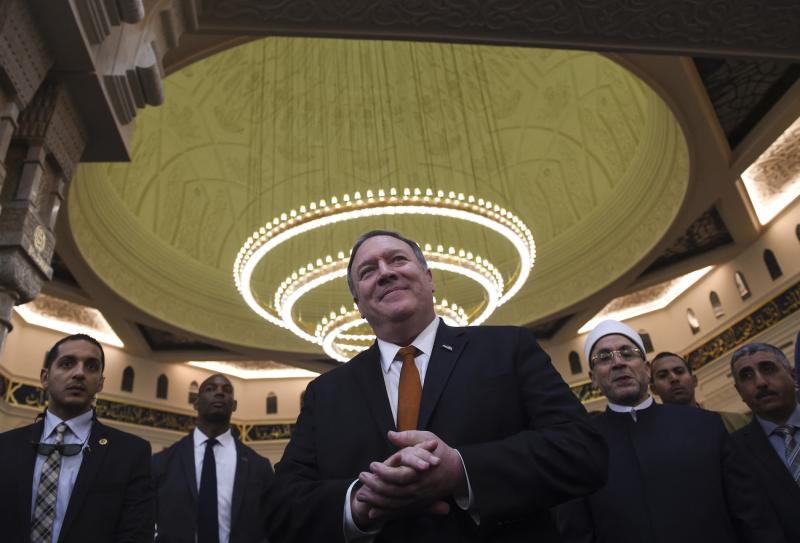 Eski ABD Dışişleri Bakanı Mike Pompeo (ortada) Mısır'ın yeni idari başkentinde yeni açılan el-Fettah el-Alim Camii'ni gezerken gazetecilere konuştu, 10 Ocak 2019 / Fotoğraf: AFP