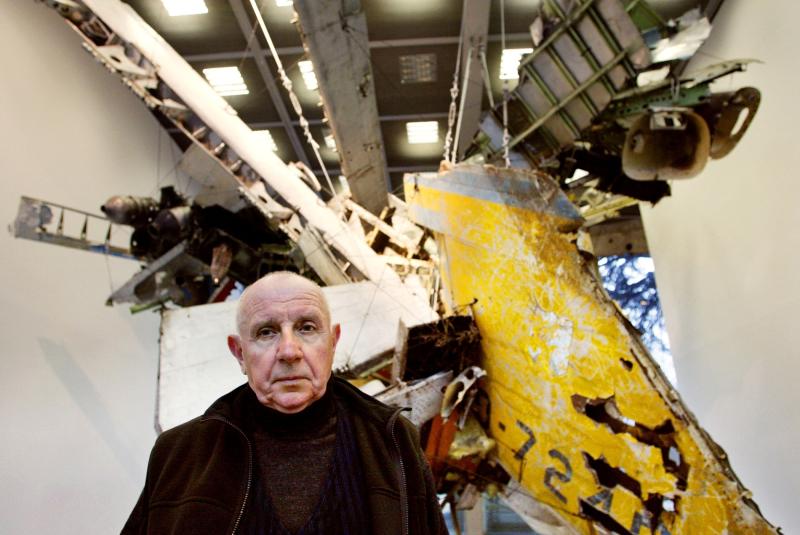 Paul Virilio, Fondation Cartier'de Nancy Robbins'in Moma ve Uçak Parçaları adlı heykelinin önünde poz verirken / Fotoğraf: AFP