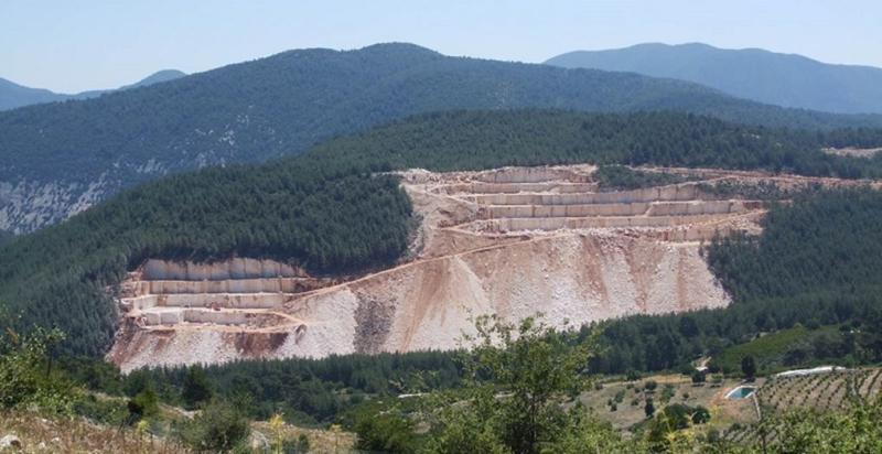 Finike maden ocağının talan ettiği ormanlık alan 