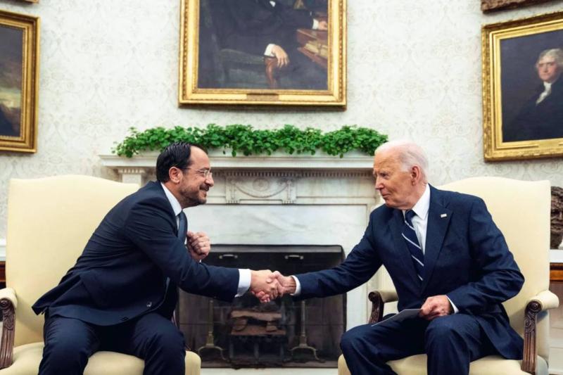 ABD Başkanı Joe Biden, 30 Ekim'de Washington'daki Beyaz Saray'ın Oval Ofisi'nde Güney Kıbrıs Lideri Nikos Christodoulides (solda) ile yaptığı görüşmede el sıkışıyor / Fotoğraf: AP