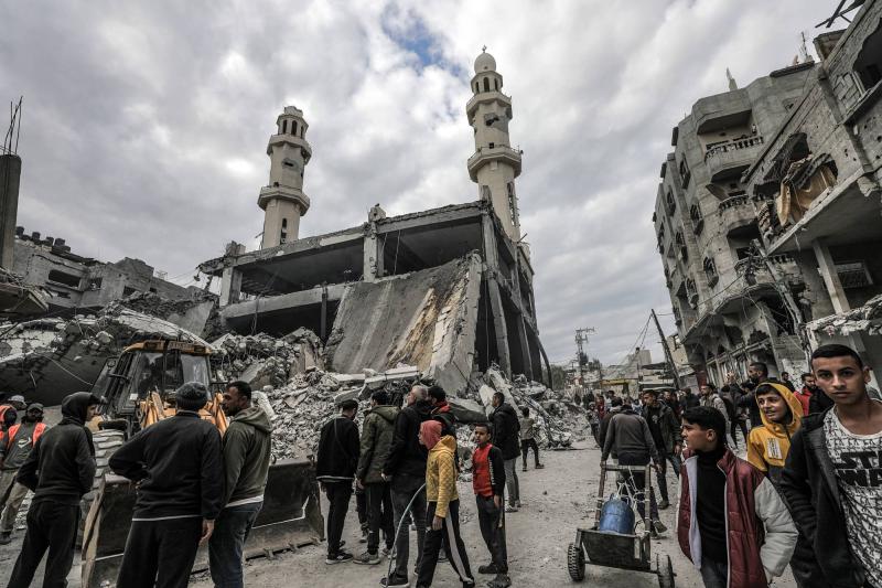 İsrail tarafından Gazze Şeridi'nin orta kesimlerinde yer alan Nuseyrat Mülteci Kampı'na düzenlenen hava saldırılarının neden olduğu yıkım / Fotoğraf: EPA