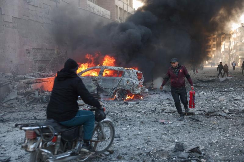 İdlib'e yönelik saldırıların neden olduğu yangını söndürmeye çalışan siviller / Fotoğraf: AFP