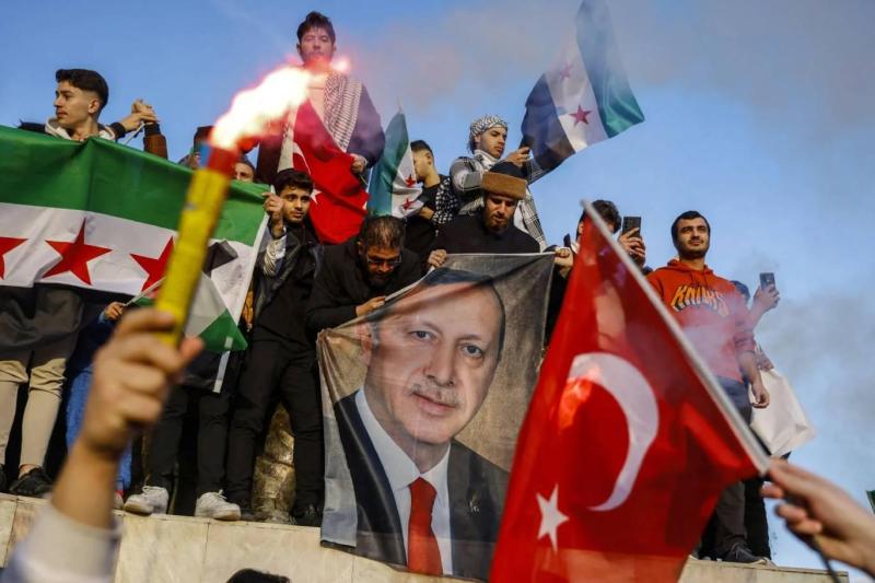 İstanbul'daki Suriyeliler, Suriye Devlet Başkanı Beşşar Esad'ın devrilmesini kutluyor / Fotoğraf: Kemal Aslan-AFP