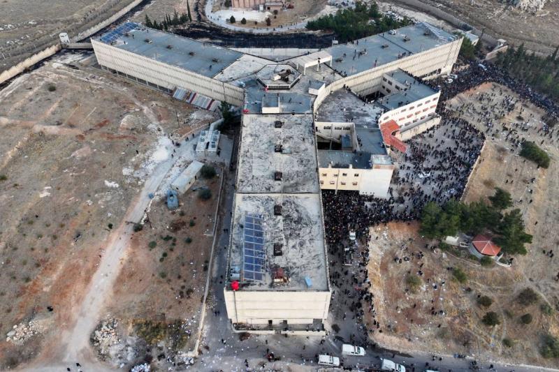 Sednaya Hapishanesi’ndeki kalabalığın havadan çekilmiş bir görüntüsü / Fotoğraf: Ömer Haj Kadour-AFP