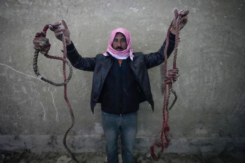 Şam'ın kuzeyindeki Sednaya Hapishanesi’nde insanların asıldığı ipleri gösteriyor / Fotoğraf: Hussein Malla-AP