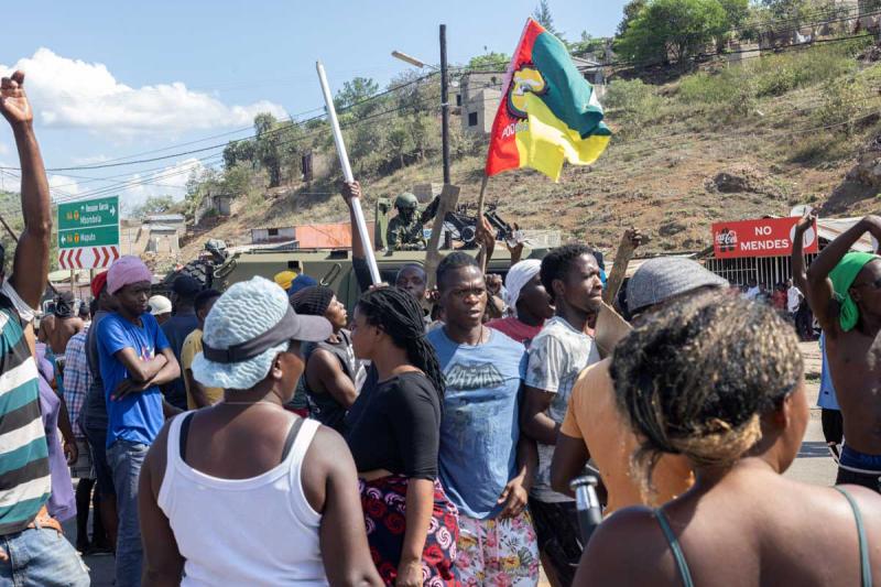 Askeri zırhlı bir araç, protestocuların 13 Kasım 2024'te Mozambik ve Güney Afrika arasındaki Ressano Garcia sınır karakoluna doğru ilerlemeye çalışırken yolu kapatıyor / Fotoğraf: Alfredo Zuniga-AFP