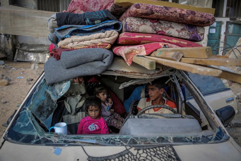 Yerinden edilmiş Filistinliler, 7 Ekim'de Han Yunus'un doğusundan hasarlı bir araçla kaçıyor / Fotoğraf: Reuters