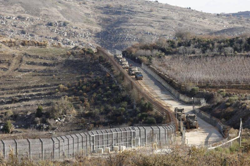 İsrail tankları, 8 Aralık 2024'te Suriye sınırında, İsrail'in ilhak ettiği Golan Tepeleri'ndeki Dürzi köyü Mecdal Şems yakınlarında mevzi alıyor / Fotoğraf: Jalaa Marey-AFP