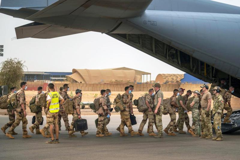 Mali'deki askeri üslerinden egalli eABD Hava Kuvvetleri'ne ait nakliye uçağıyla ayrılan Fransız askerleri, 9 Haziran 2021 / Fotoğraf: AP