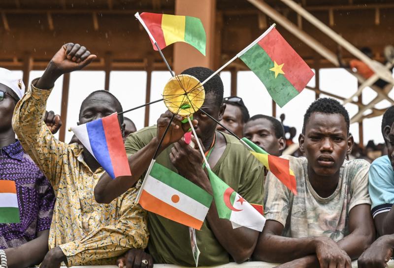 Nijer'in başkenti Niamey'de düzenlenen bir miting sırasında Mali, Burkina Faso, Cezayir, Nijer ve Rusya bayrakları taşıyan Ulusal Kurtuluş Konseyi destekçileri, 26 Ağustos 2023 / Fotoğraf: AFP