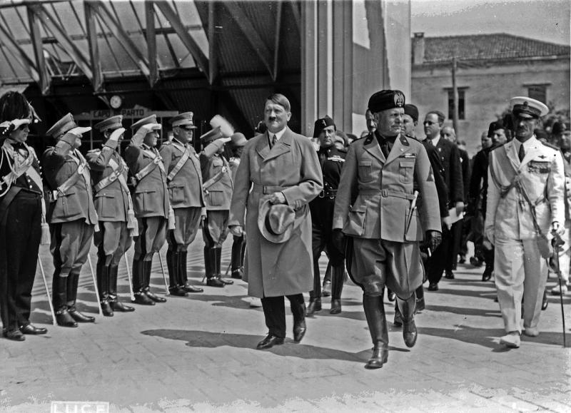 İtalya'ya yaptığı ilk ziyaretinde İtalyan generaller tarafından selamlanan Adolf Hitler, solunda Benito Mussolini ile birlikte, Venedik Havalimanı, 14 Haziran 1934 / Fotoğraf: Wikipedia