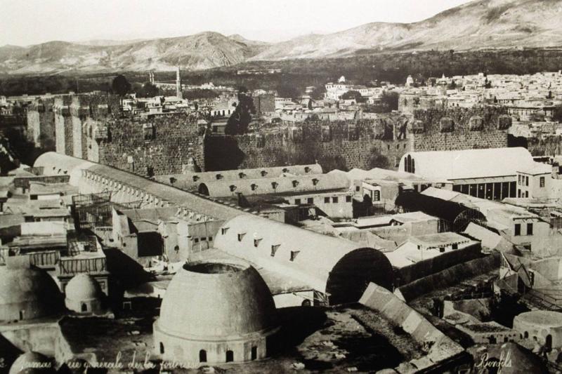 1900'lerin başında Şam'dan bir görünüm. Kale ve ünlü Hamidiye Çarşısı