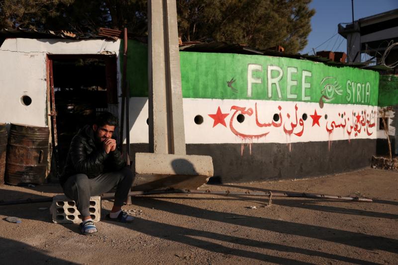 "İnsan mezbahası" olarak tanımlanan Sednaya Hapishanesi'nin dışında oturan bir adam, 17 Aralık 2024 / Fotoğraf: Reuters