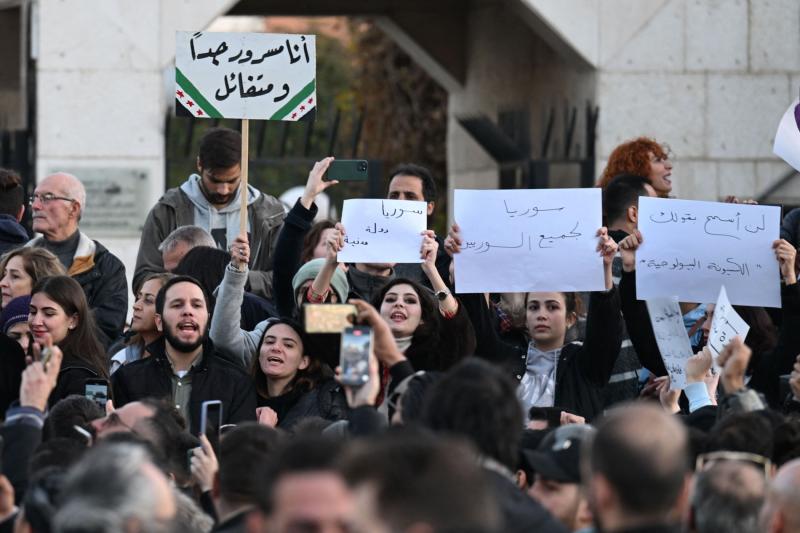 Şam'daki Emevi Meydanı'nda demokrasi ve kadın hakları talebiyle düzenlenen protesto gösterisine katılan Suriyeliler, 19 Aralık 2024 / Fotoğraf: AFP